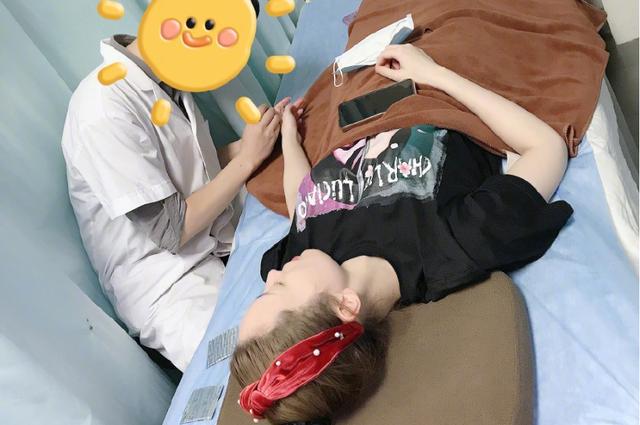 太拼！金莎参加姐姐综艺跳舞手四肢不协去针灸，满手银针让人心疼