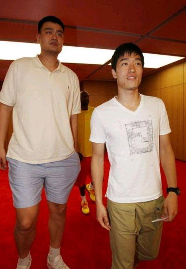 “身高检测器”姚明与众星合影：黄晓明让人意外，韩红小鸟依人