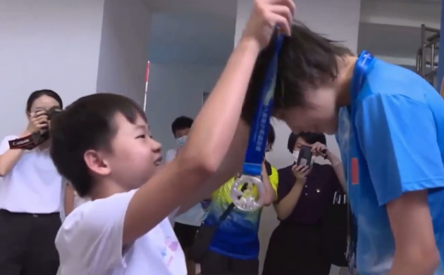 全红婵又被师哥带着玩一天！回母校观战，当颁奖嘉宾，莫名害羞