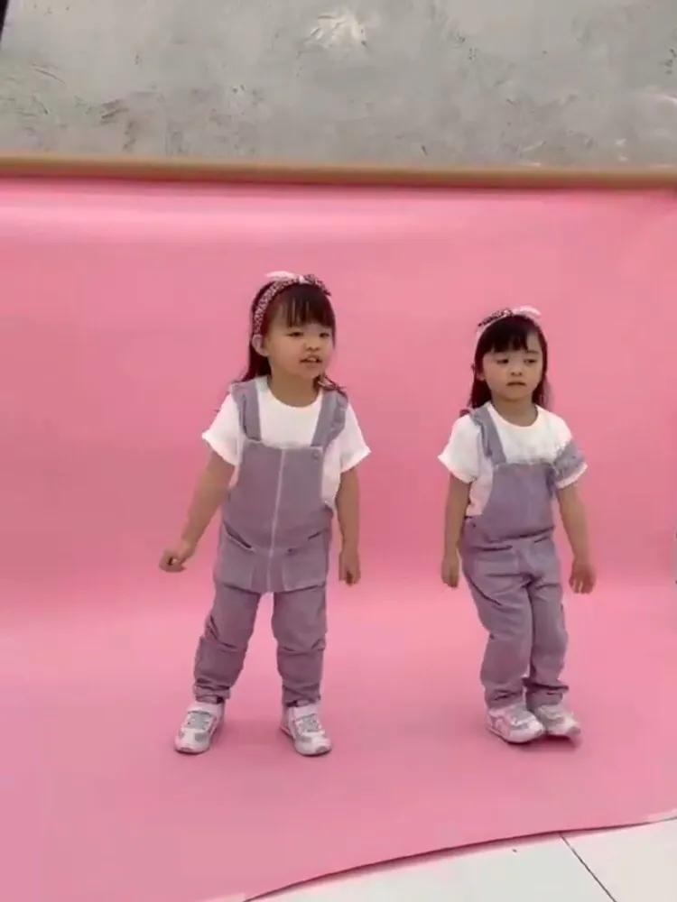 熊黛林帶雙胞胎女兒拍照，姐姐淑女範兒，妹妹活潑開朗很有鏡頭感