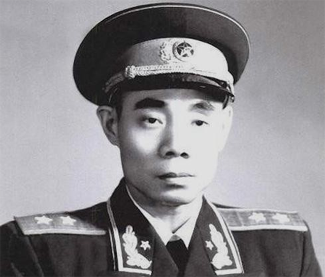 16岁嫁政委，风雨同舟52年，养育12个孩子，是爱人更是战友