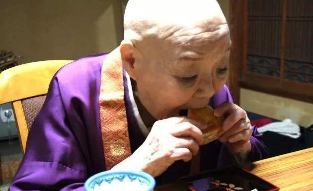 这位99岁的尼姑一生喝酒吃肉，沉迷男色