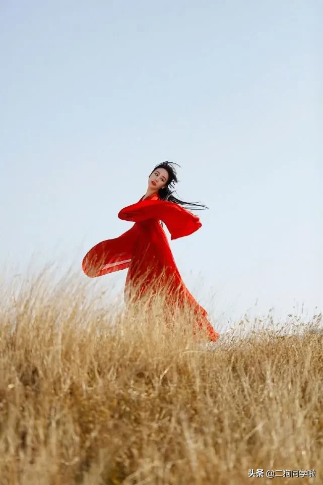 新版周芷若颜值也是超高，气质美艳动人特别是红衣造型也太美