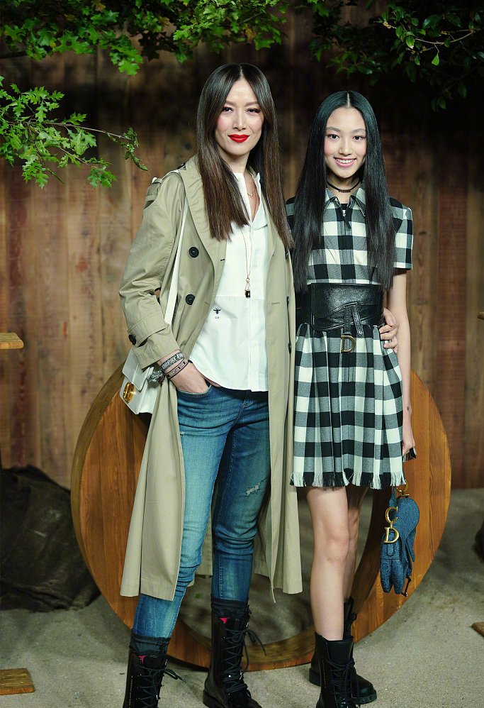 任达华女儿15岁已超180cm，穿格纹裙勒腰封，腰只有妈妈一半粗