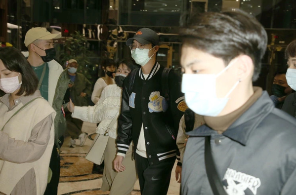 江宏杰婚变后首露面，酒桌谈笑心情好，曾说福原爱优点是做菜缝衣