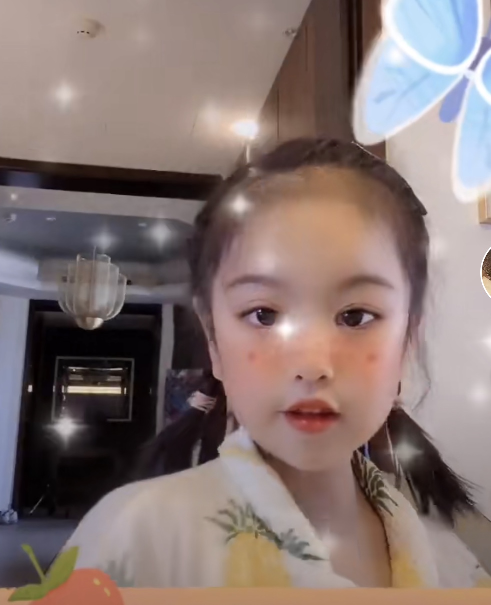 包贝尔女儿长大了！5岁容貌逆袭气质大变，对镜头挑眉表演天赋强