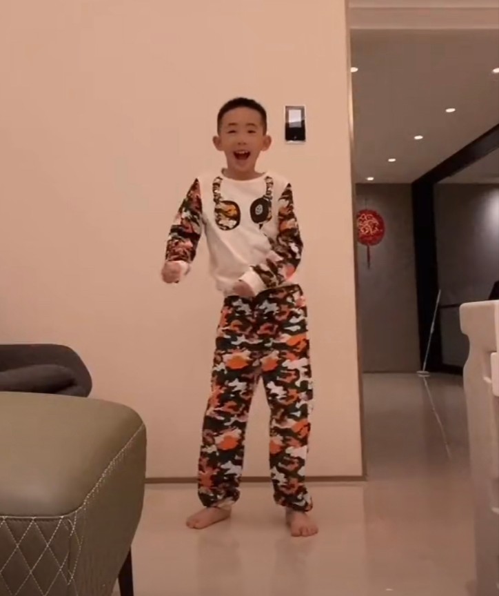 應采兒兒子近照罕爆，豪宅內跺腳被質疑擾民，當眾擦屁股不雅觀