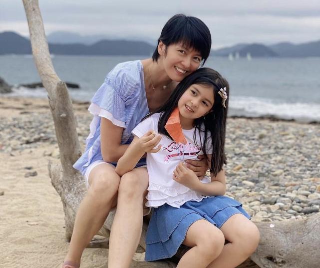 梁咏琪一家三口散步，6岁女儿身高快到妈妈肩膀，五官精致超漂亮