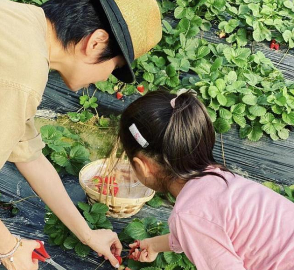 梁詠琪帶娃做蛋糕，45歲素顏真實，5歲混血女兒門牙掉光仍漂亮