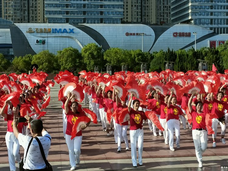 舞动湘潭”万人同跳大型排舞展演湘潭主会场启动活动圆满成功