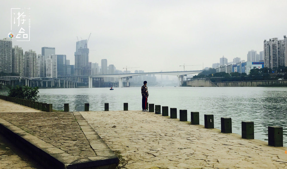重庆李子坝的秘密据点：江岸虽有垃圾，但安静清幽，你来过吗？