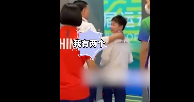 全红婵将玩偶大方送人！粉丝好激动：送我了吧？红姐回眸：送给你