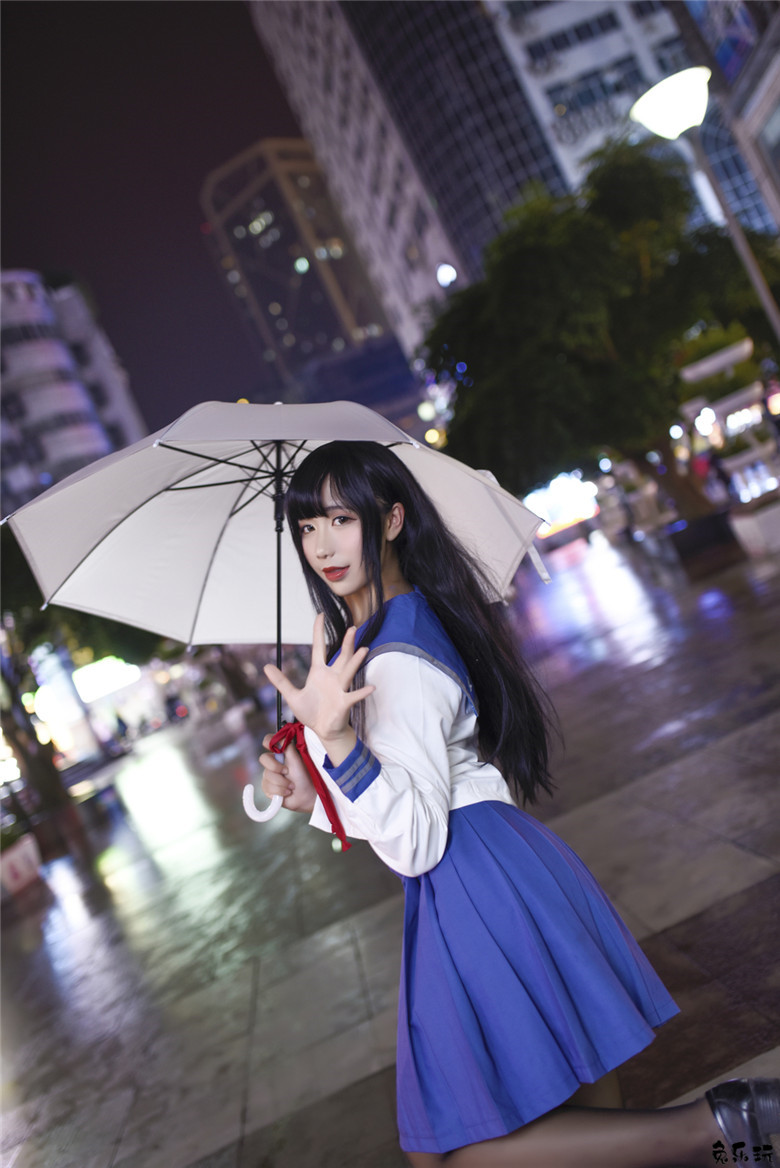 清新美少女打伞漫步夏日细雨中