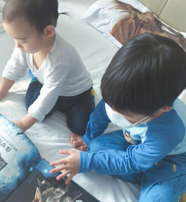 吴京扮企鹅与儿子拍照，2岁小儿子眉眼像爸嘴巴像妈，长相好秀气