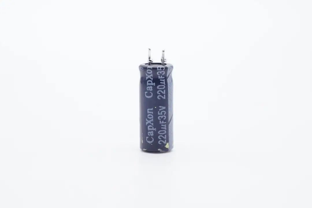 华硕最强游戏本标配300W电源，内置4颗氮化镓，内部结构揭晓