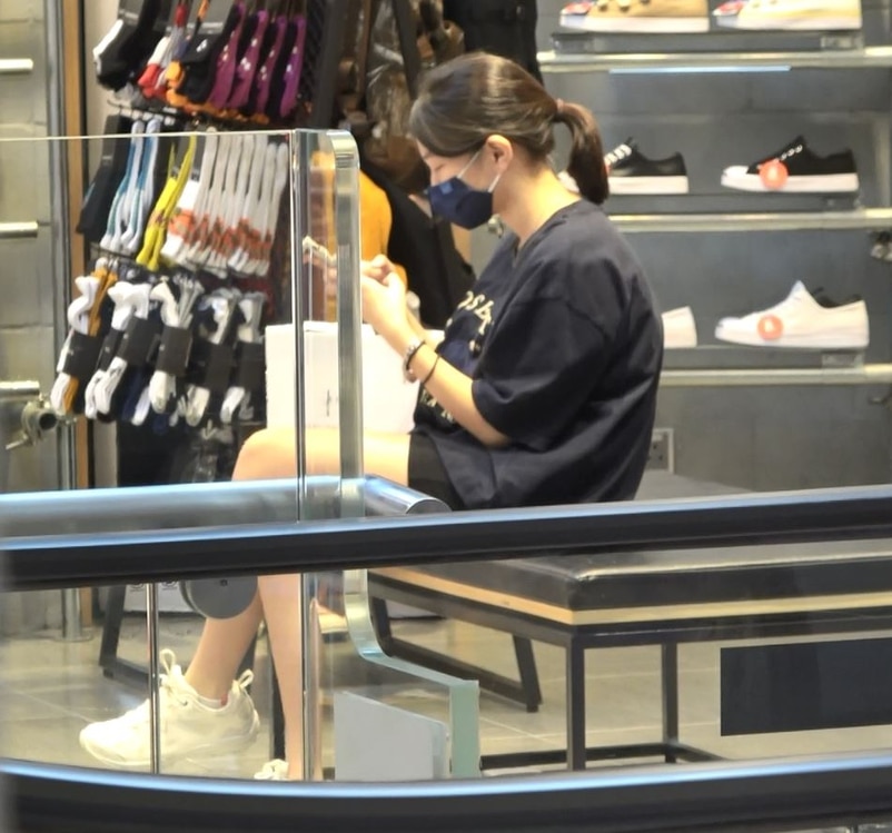 关咏荷现身商场，美貌好身材被赞保养有道，牵着女儿像姐妹