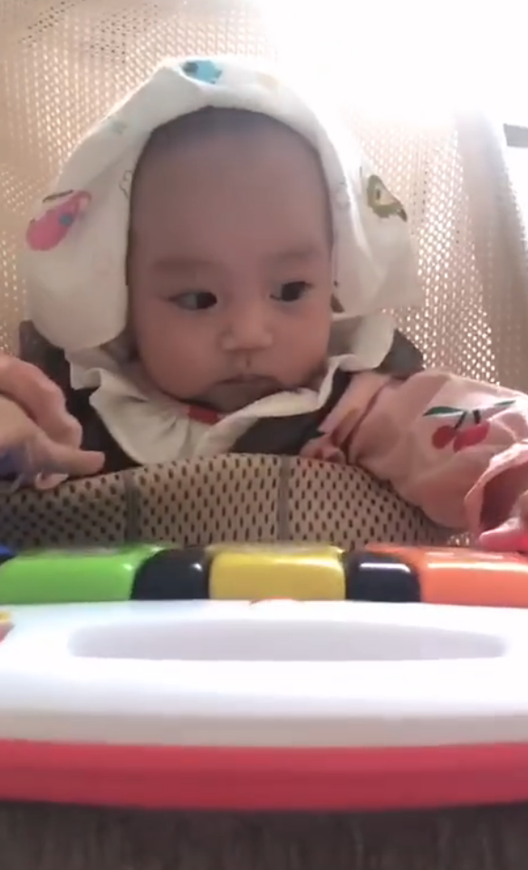 罗仲谦晒5个月大女儿，珍珠弹琴为爸妈庆结婚周年，一脸得意萌翻