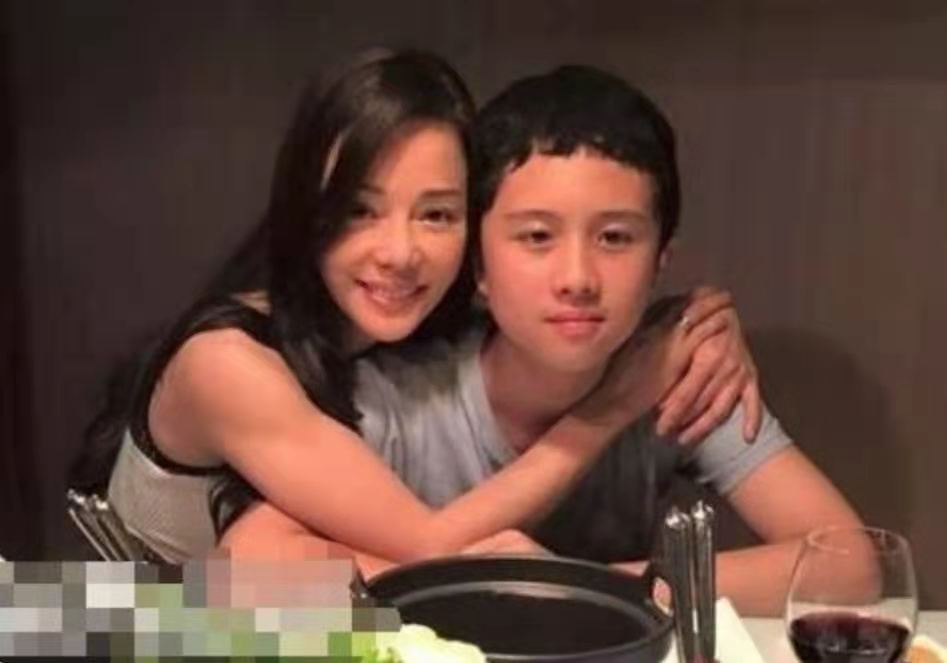 酒店暴打蓝洁瑛，儿子12岁才断奶：是什么让她星