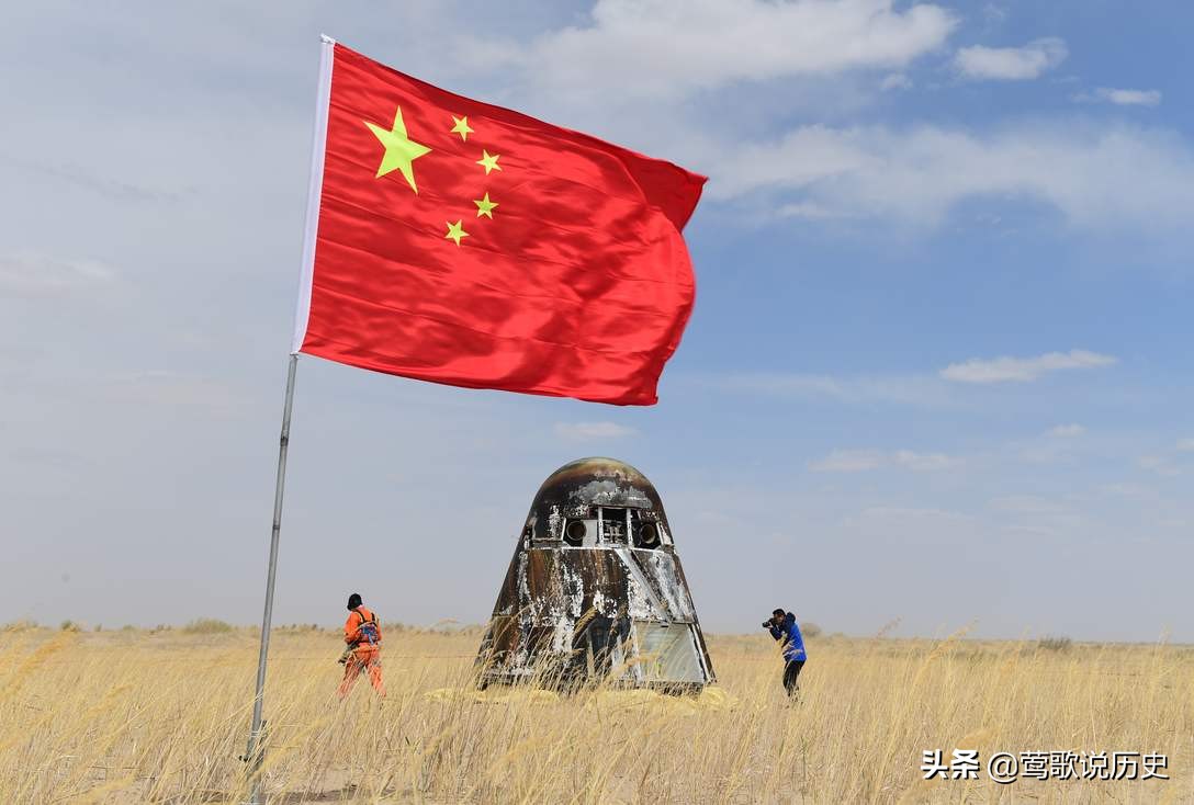 中国新一代飞船安全着落，解放军战士手持激光