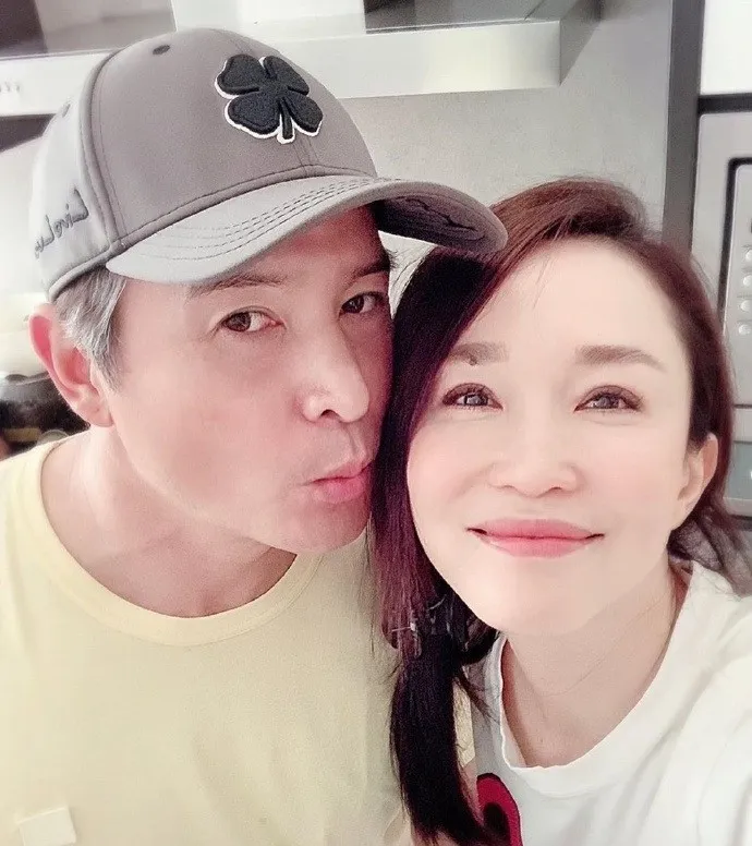 结婚11年恩爱如初，49岁范文芳和48岁李铭顺令人