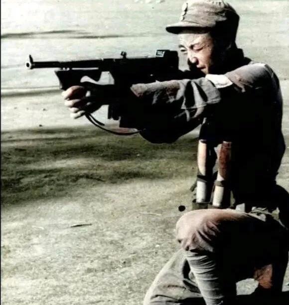 ��ʵ�İ�·����һ���ɫ��Ƭ��Ŀ����棬ɱ������