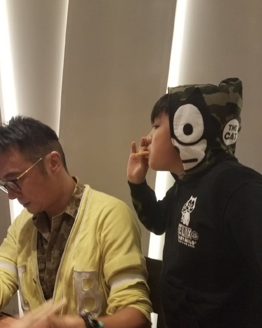费曼晒照为父庆生，调侃吴镇宇是“无蒸鱼”，被爸爸抱在怀里猛亲