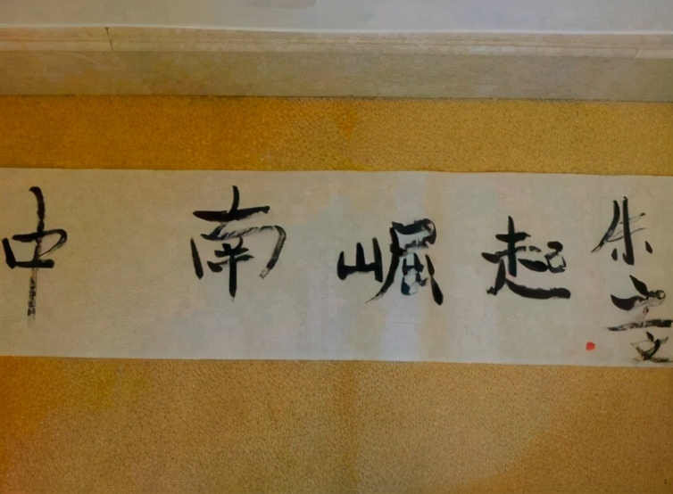 大衣哥写春联又翻车，问人后仍写错别字，还被网友问价喊话求卖