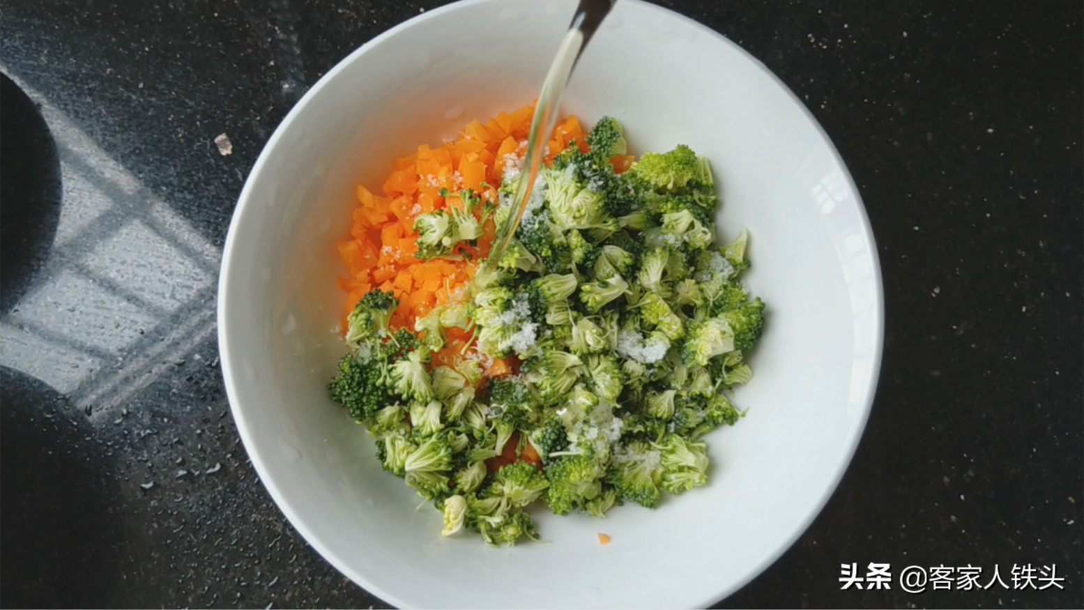 暑假早餐怎么吃？5个鸡蛋1朵西兰花，入锅简单做，营养好吃又便宜