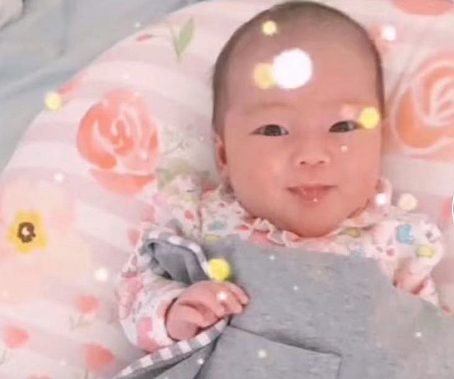 81岁刘诗昆携嫩妻及四个月大女儿回国，坐劳斯莱斯返家极其奢华