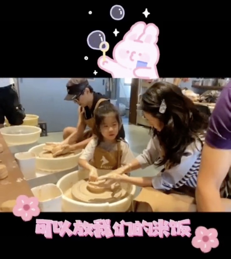 章子怡一家外出就餐，媽媽匆忙先行，汪峰帶娃抱醒醒變超級奶爸