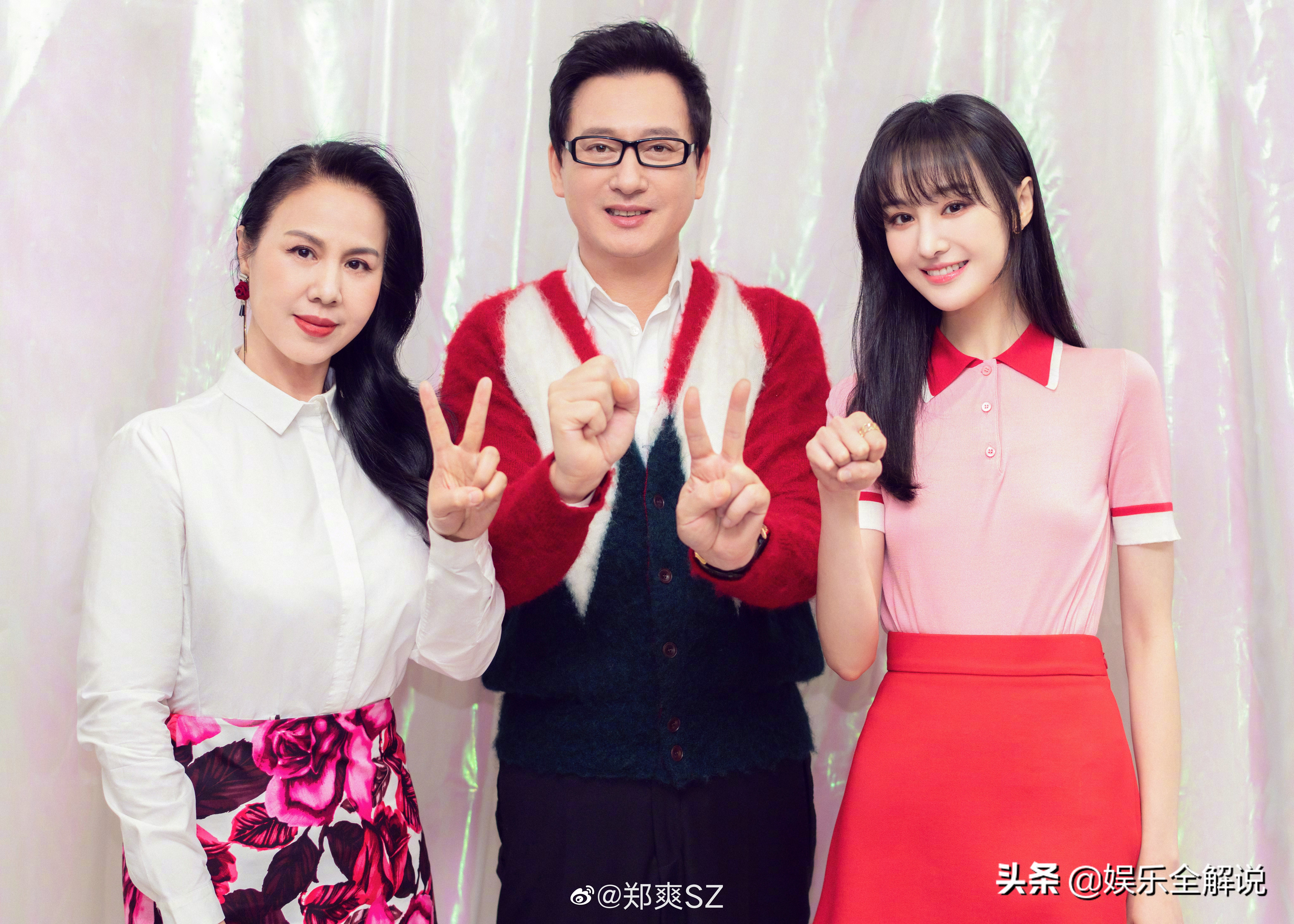 郑爽张开腿坐路边自拍，网友直呼其疯疯癫癫，