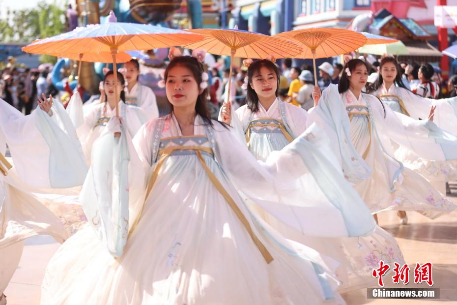 欧洲媒体关注中国传统服饰热潮：中国年轻人正在复兴传统文化