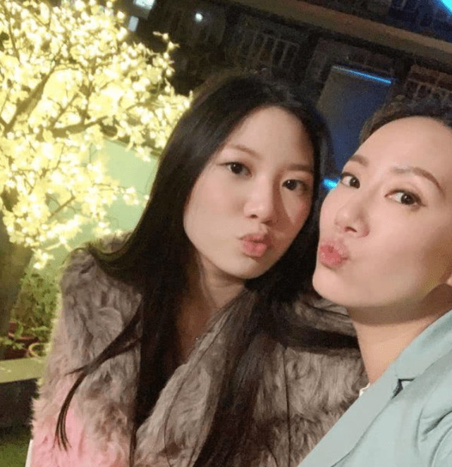 甄子丹一家四口逛街被偶遇，17岁女儿牵爸爸手，甄子丹搂娇妻超甜