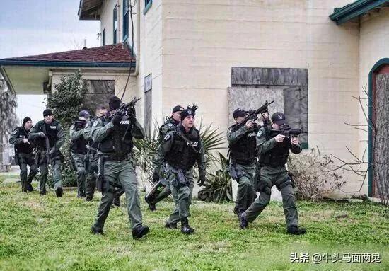 人人有枪的美国百姓，面对军警时为何不开枪还击？
