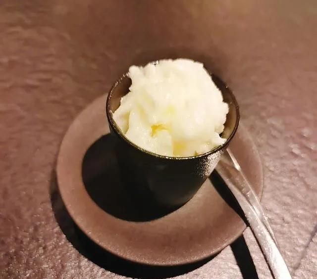 佟丽娅晒宵夜，一桌菜2000元，网友留言：一口一