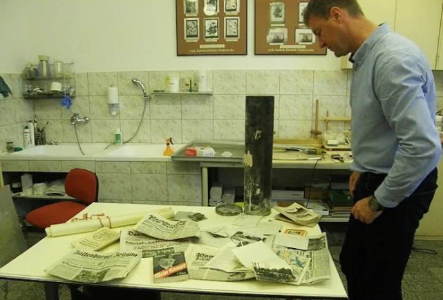 纳粹分子埋下时间胶囊，80多年后被人发现，里面