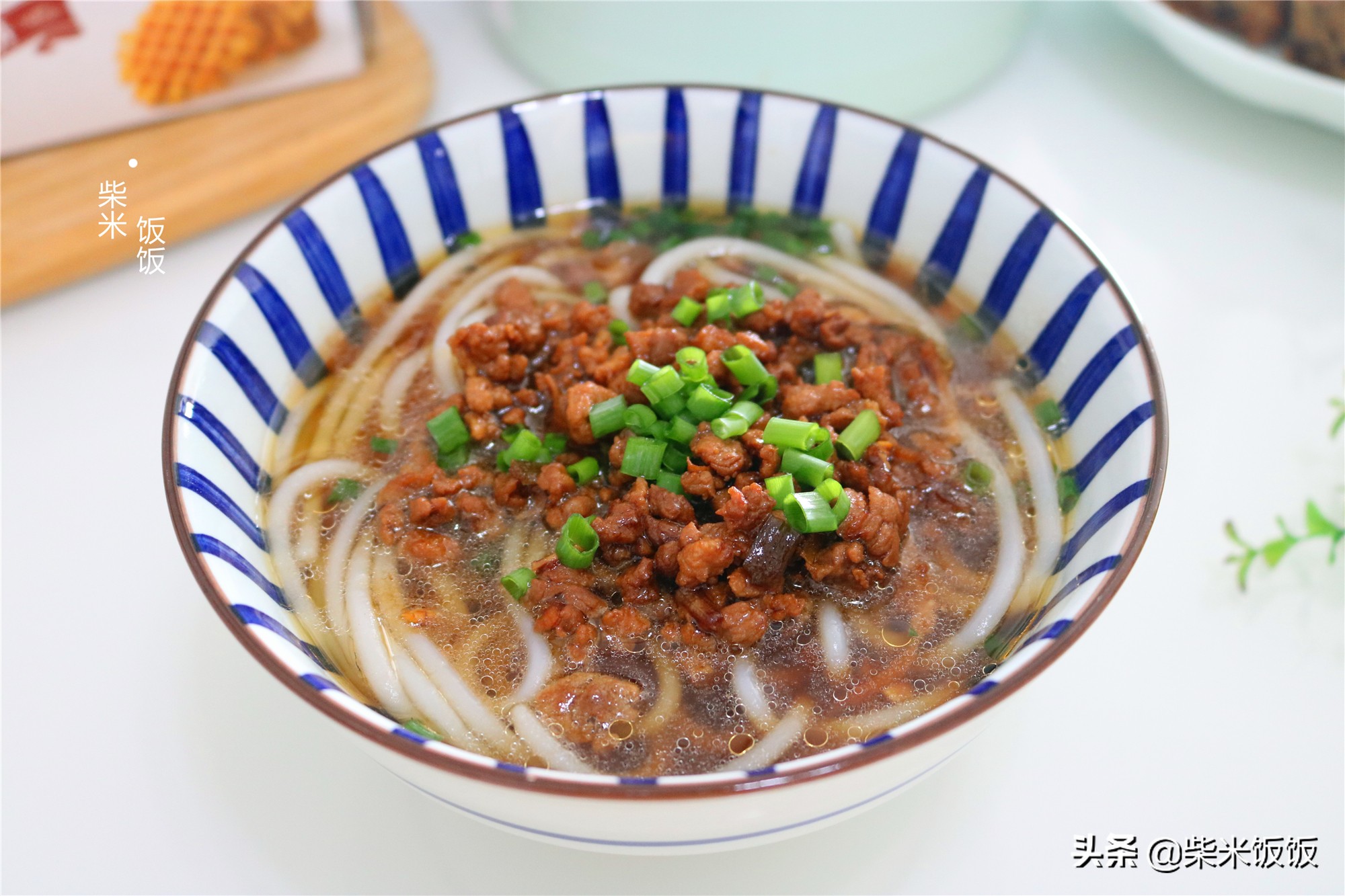 不想做饭就吃它，煮一煮很简单，柔软筋道，好吃得连汤也不剩