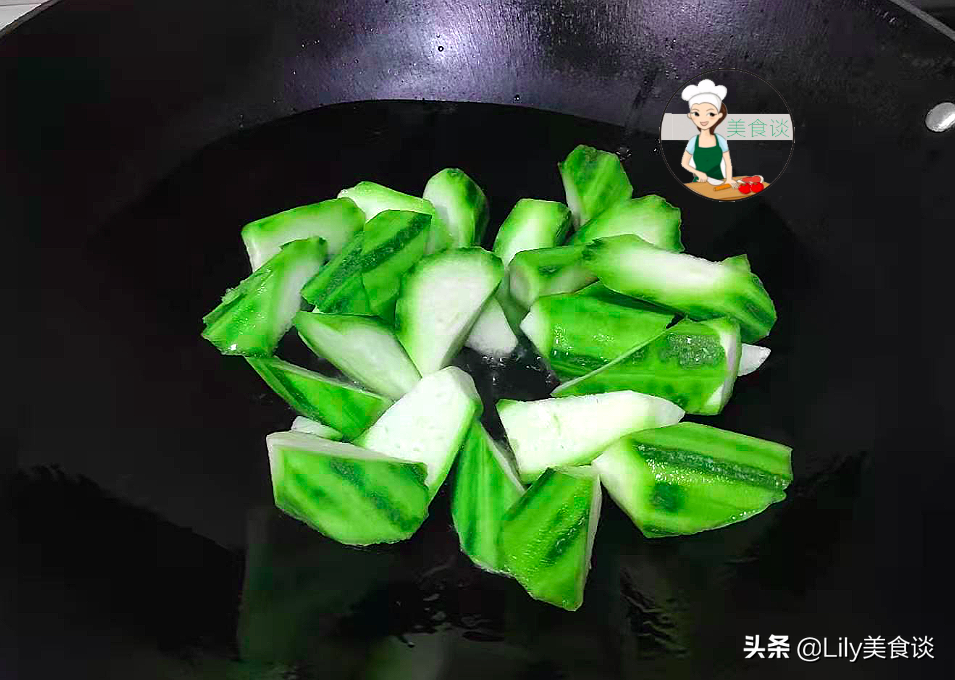 图片[7]-草菇炒丝瓜做法步骤图 常给孩子做一盘不够吃-起舞食谱网