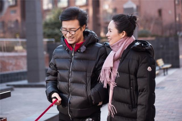 汪峰罕帶家人聚餐，倆女兒姐妹情深惹人羨，章子怡媽媽拎包似保姆