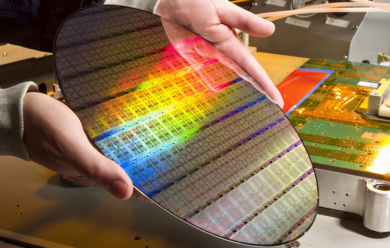 俄罗斯1台光刻机都没有，芯片制造成问题，为何不怕美国卡脖子？