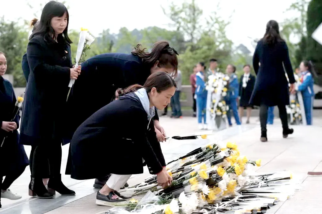 天府新区华阳幼儿园及第十二幼儿园清明节祭扫革命烈士陵园活动