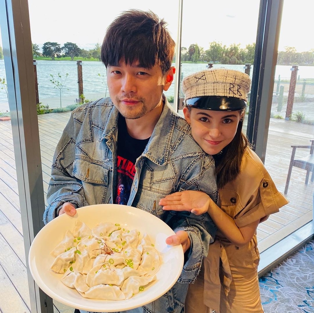 周杰伦出道20周年晒青涩旧照，清新俊逸，网友自称一直都是颜粉