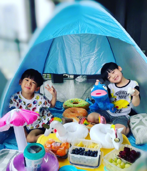 林志颖晒与儿子宅家日常，kimi长成男子汉，凯凯被剪坏头发超喜庆