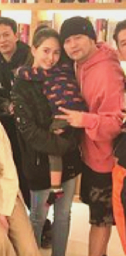 周杰倫攜妻兒參加生日趴，昆凌抱著三歲羅密歐拍照，媽媽力爆棚