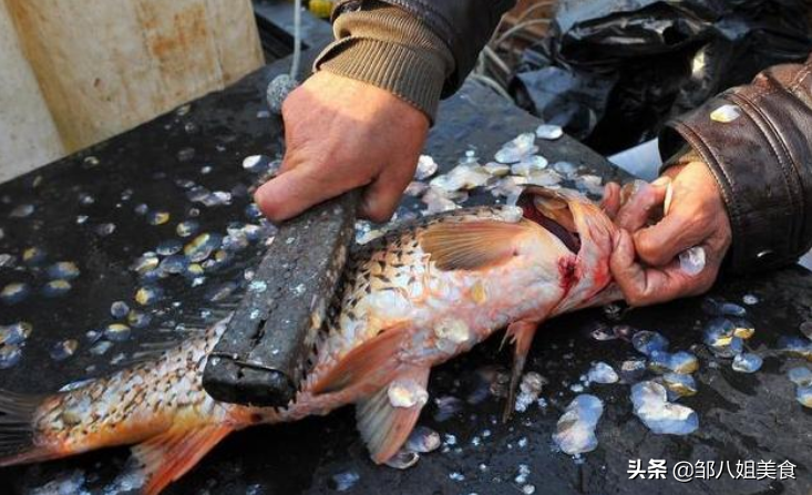 給魚(yú)去腥，不要用料酒，教您一個(gè)好方法，燉魚(yú)無(wú)腥味，鮮香十足