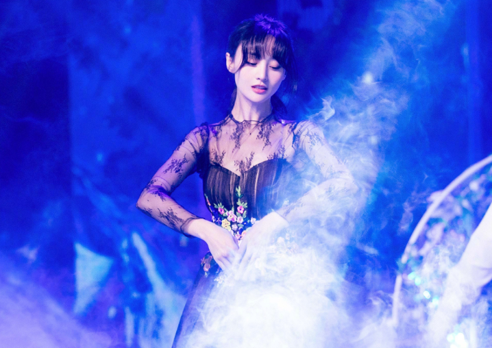 郑爽穿晚礼服跳舞，宛如优雅的黑天鹅，不愧是粉丝公认的小仙女