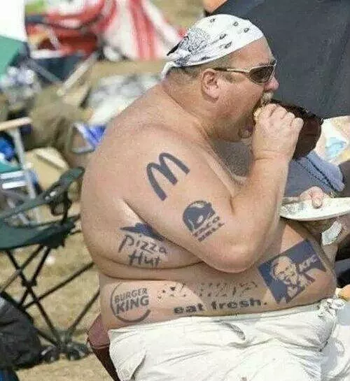 搞笑GIF动态图：大哥胖是有原因的，看纹身就明白了。