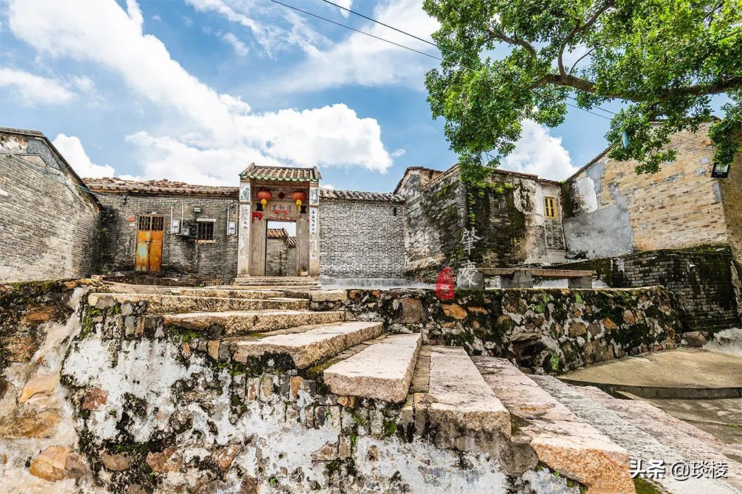 A mysterious "gossip village" actually uses house walls to make village walls, so thieves will get lost