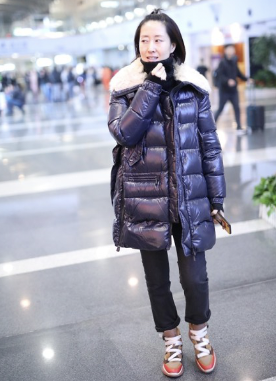刘敏涛发型有些显头长，素颜现身机场穿羽绒服