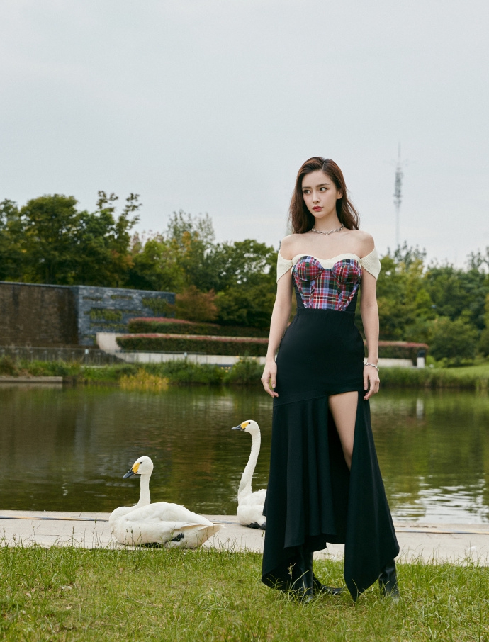Angelababy最新湖畔时尚大片 和“天鹅”比美